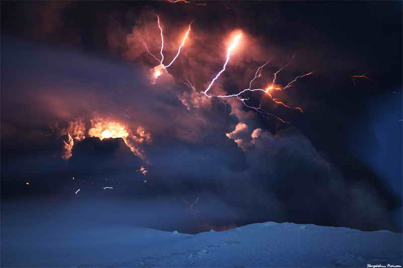 Извержение исландского вулкана Эйяфьятлайокудль