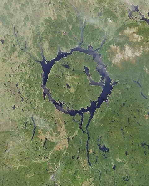 Канадский кратер от падения метеорита