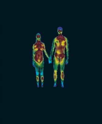 Фотография пары Homo sapiens, сделанная с помощью тепловизора