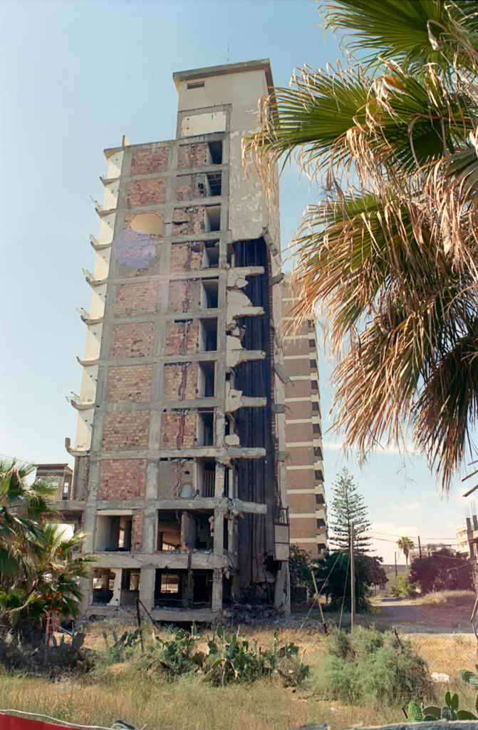 Полуразрушенный отель на фоне пышных пальм