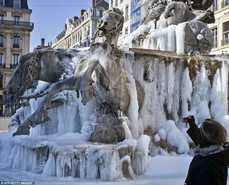 Замёрзший фонтан в Лионе (Франция)