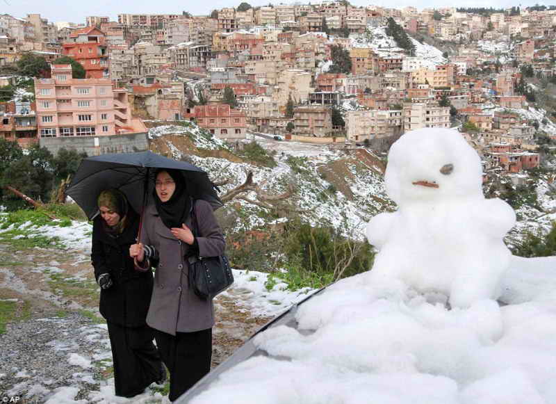 Две алжирские девушки и снеговик