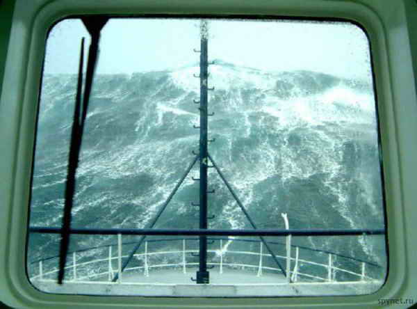 В шторм на корабле