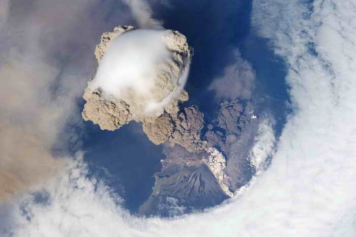 извержение вулкана на пике Сарычев